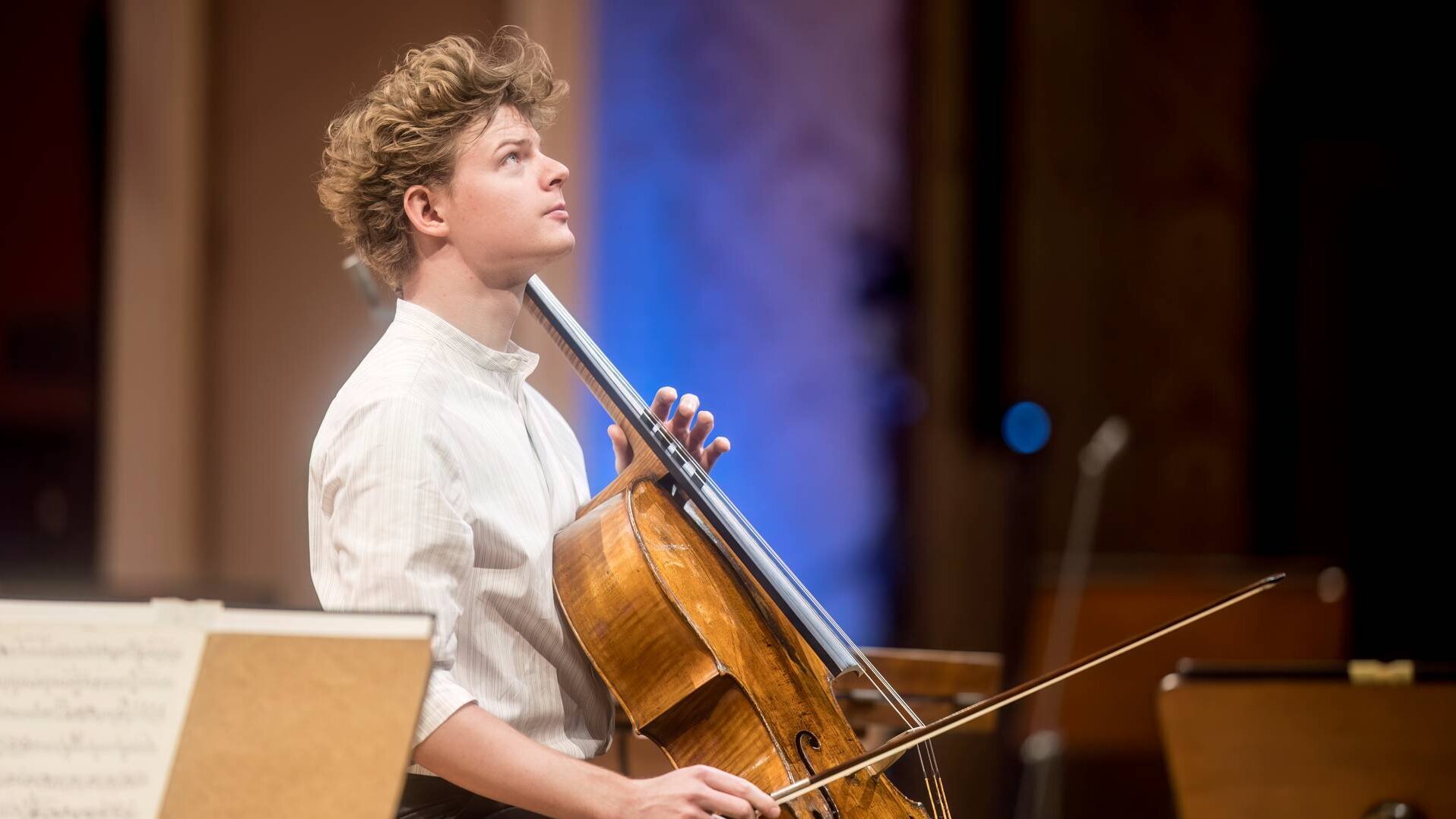 Till Schuler spielt auf einer Bühne Cello