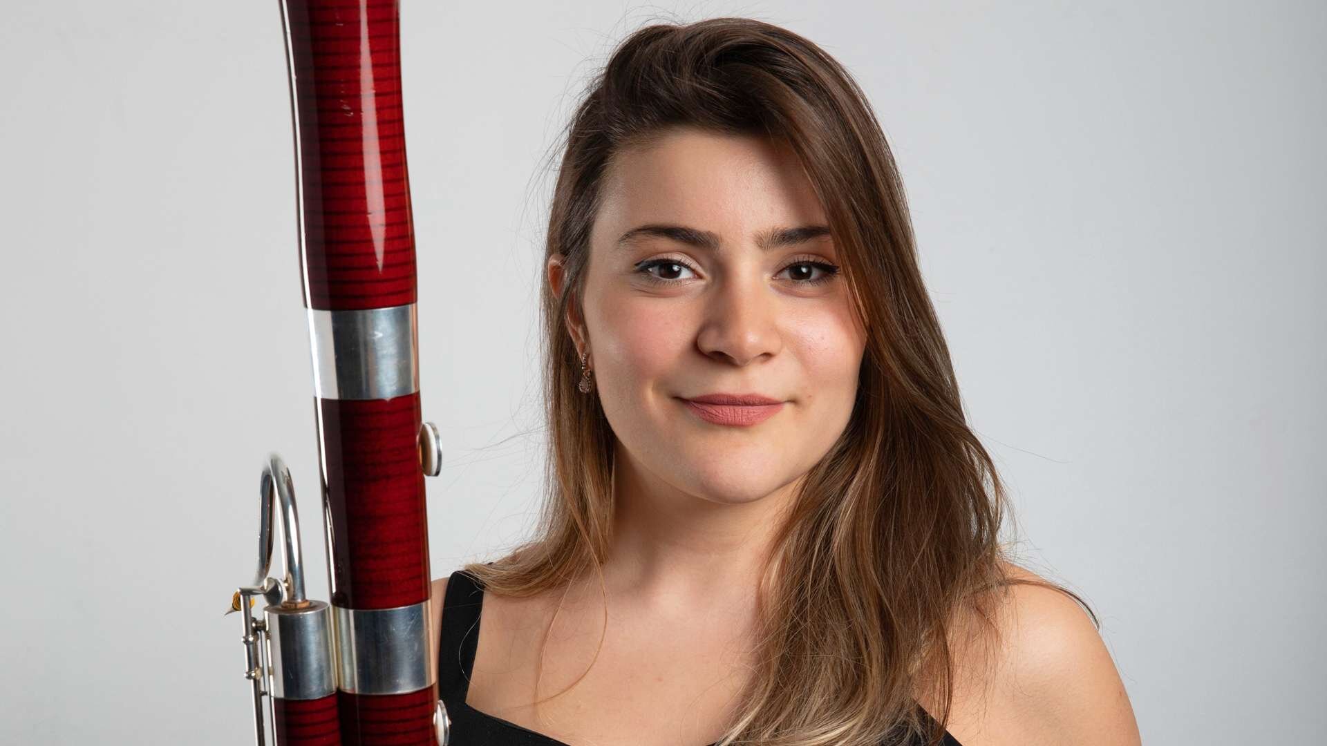 Ece Nur Özer mit einem Fagott in der Hand